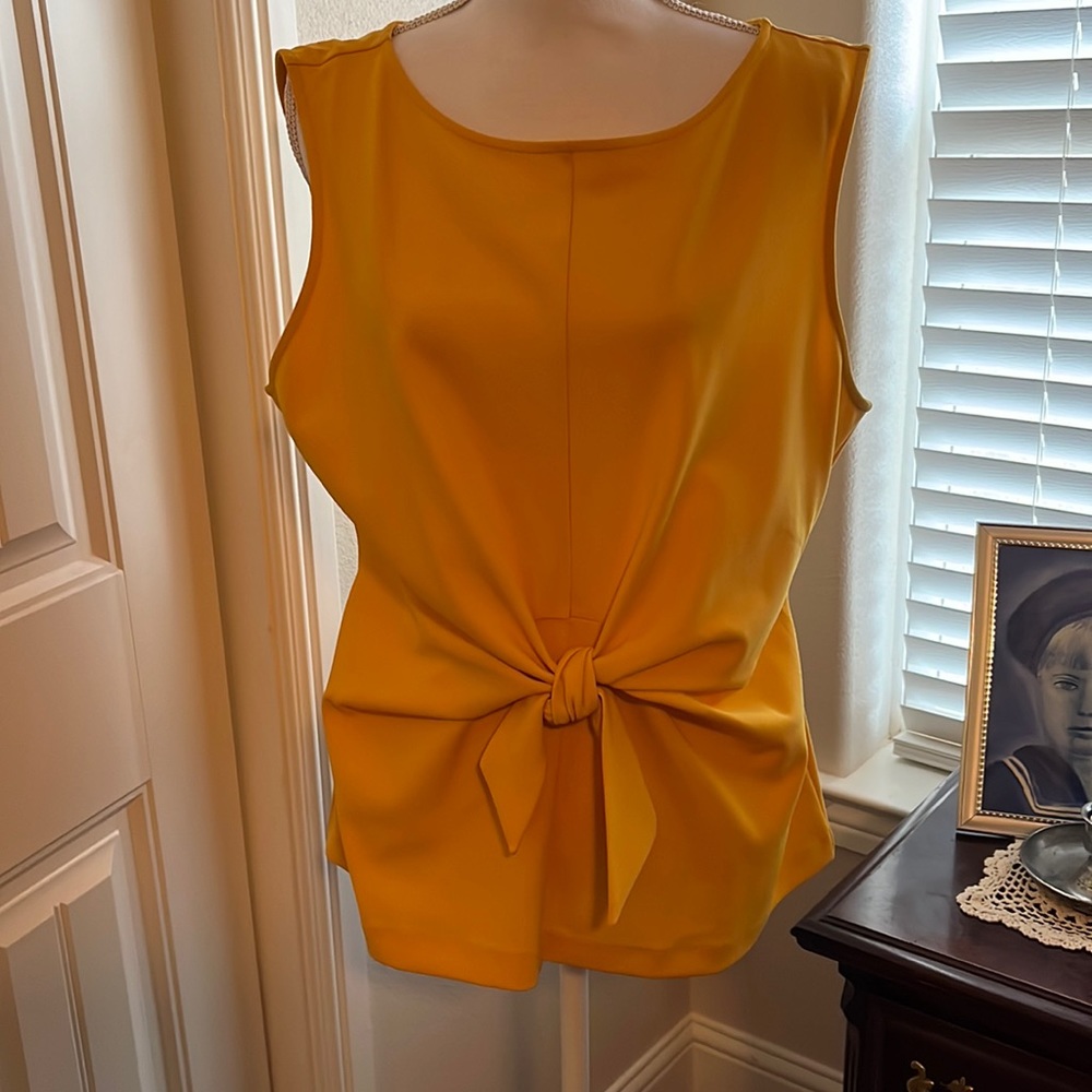 Women sleeveless top